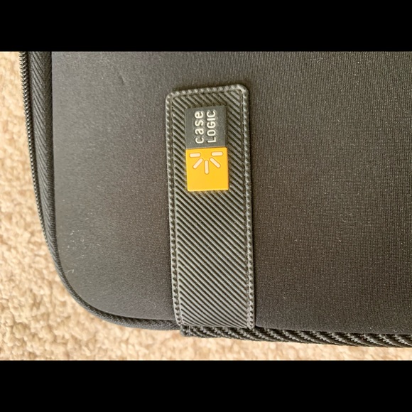 Case Logic black laptop protector - like new - Picture 3 of 3